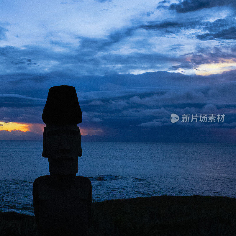 复活节岛日落上的摩埃石像/拉帕努伊岛